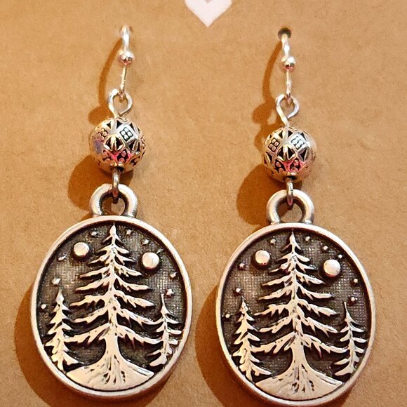 Gorgeous Highly-Detailed Pine Trees & Stars Silver Earrings - Picture 4 of 8